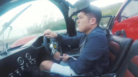 男子开玩具法拉利兜风，外形逼真