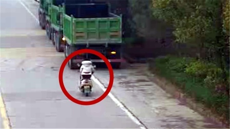 监拍：女子骑行中低头看手机 径直撞大货车屁股上
