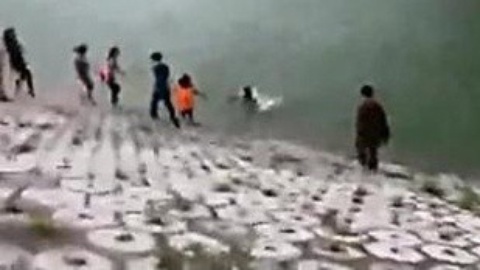 耳目一新 男子跳入江中勇救2名落水儿童