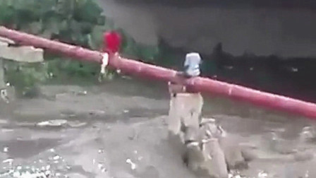 小孩被困管道上脚下洪水咆哮 陌生男子助其成功脱险