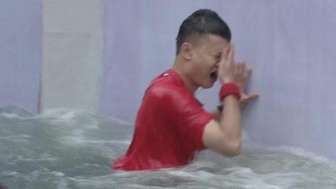 红队闯赛道首关秒落水 队员破坏规则反转局面