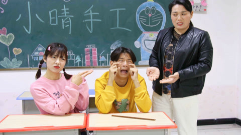 美女家务事 失踪的玩具1：男同学的粘土手机丢失了，老师帮忙寻找，能找到吗