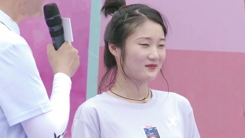 甜美少女上演“反差萌” 一路畅通无阻 轮滑教练化险为夷