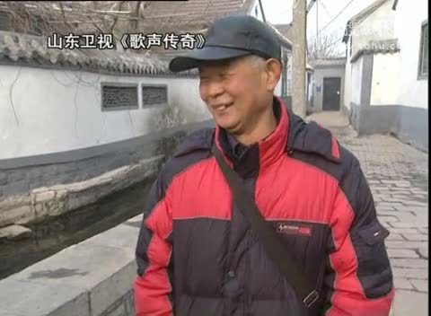 《歌声传奇》山东卫视 歌声传奇 曹轩宾济南街头遭大爷大妈粉丝围观