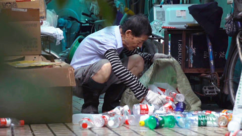 更杭州 85岁退休教师捡废品