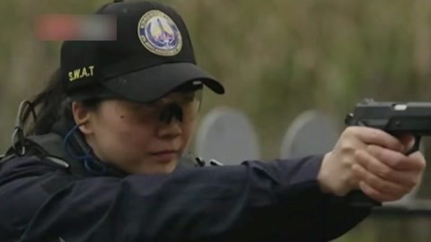法治中国60分 女特警枪法如神护佑一方 男子欲轻生民警飞身解救