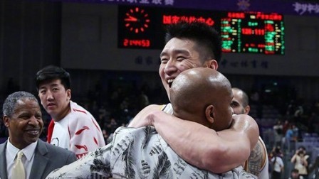 北控庆祝老马执教一周年！孙悦带头“玩坏”马布里