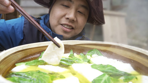 青 菜 豆 腐 汤