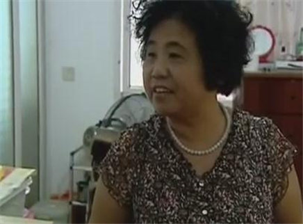 寻情记 一栋房惹三个女儿怒告八旬亲妈