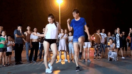 两个女人PK跳舞旁边的一大哥吃冰淇淋的样子亮了《63步鬼步舞》