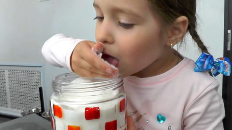 苏菲亚偷吃糖果