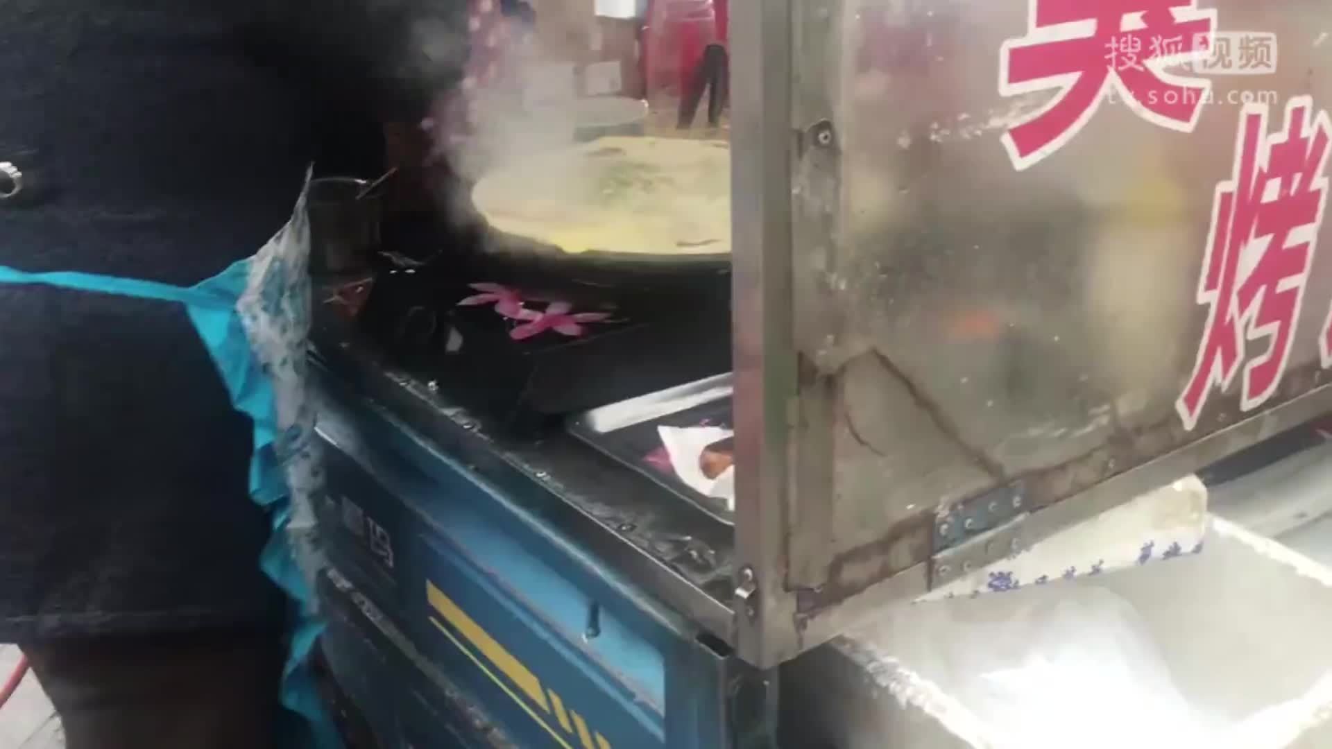 美&middot;食 路边摊做鸡蛋饼料太足，实拍全过程，大妈你这速度我能开小吃店了