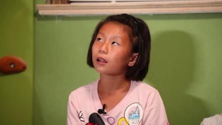 设计师为女孩搬回足球场