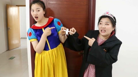 冬冬被锁在了厕所，小晴把他变成纸片人从门缝逃走，能出来吗