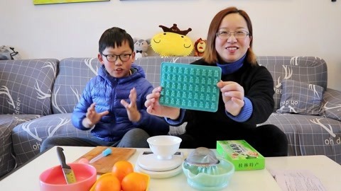 梁小轩和轩妈试吃各种美食 藕粉自制小熊QQ糖