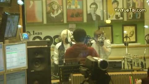 IU kiss&cry Bad Girl Good Girl- Kiss The Radio 饭拍版 11/11/15-Super Junior (SJ)