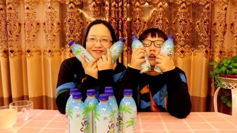 梁小轩和轩妈试吃各种美食 年货送礼唯他椰子水
