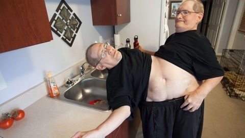 涨健识 世界最年长的连体双胞胎，腹部相连68年，最大心愿是娶妻生子