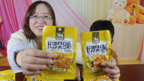 梁小轩和轩妈试吃各种美食 试吃“长沙臭豆腐”