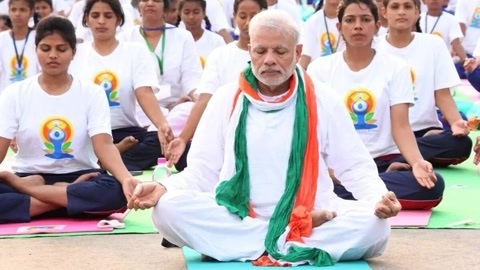 印度总理曾与万人秀瑜伽