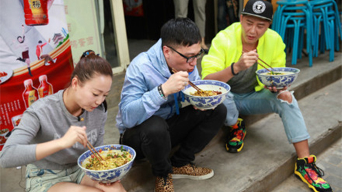 “民工style”华少关喆蹲街边海碗吃面