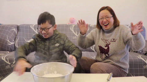 梁小轩和轩妈试吃各种美食 正月十五滚元宵