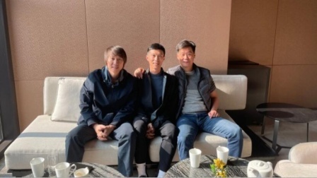 中国男足冲击2022世界杯 李铁下课后首次露面，媒体人：无官一身轻，铁指导气色好多了