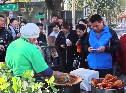 二更视频 就凭这头白毛他煎饼就能卖15元