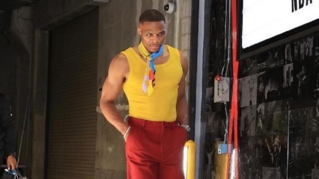 NBA热辣资讯 威少常规赛第一场独自入场！球迷：这装扮着实让人看不懂啊！