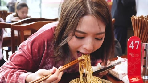 李一檬EMOO 美女连吃面都能偶遇真爱