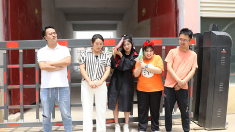 美女家务事 体育老师被贬为保安，竟敢带领全校老师抓捕校长，这胆子也太大了