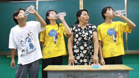 美女家务事 挑战喝水比赛赢无硼砂泥