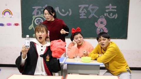美女家务事 小晴把粘土泡水里就会变大，同学们纷纷效仿，结果3天3夜也没成功