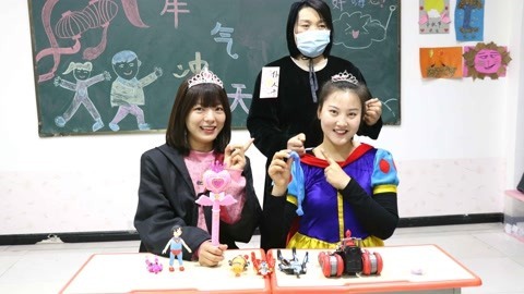 黑衣人用“仆人卡”控制小小，小美以其人之道还治其人之身惩罚她