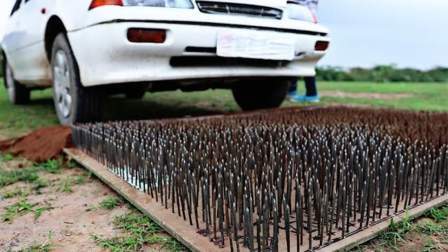 汽车从4000颗钉子上碾压过去，会爆胎吗？看完后目瞪口呆！