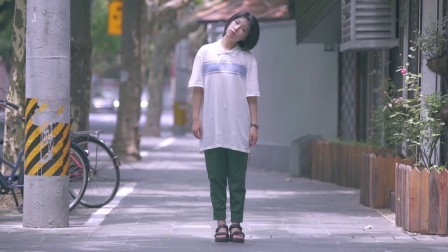 素人美女街头运动风混搭 校裤穿出freestyle