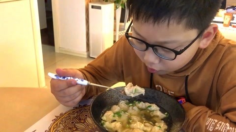 梁小轩和轩妈试吃各种美食 轩妈第一次包馄饨