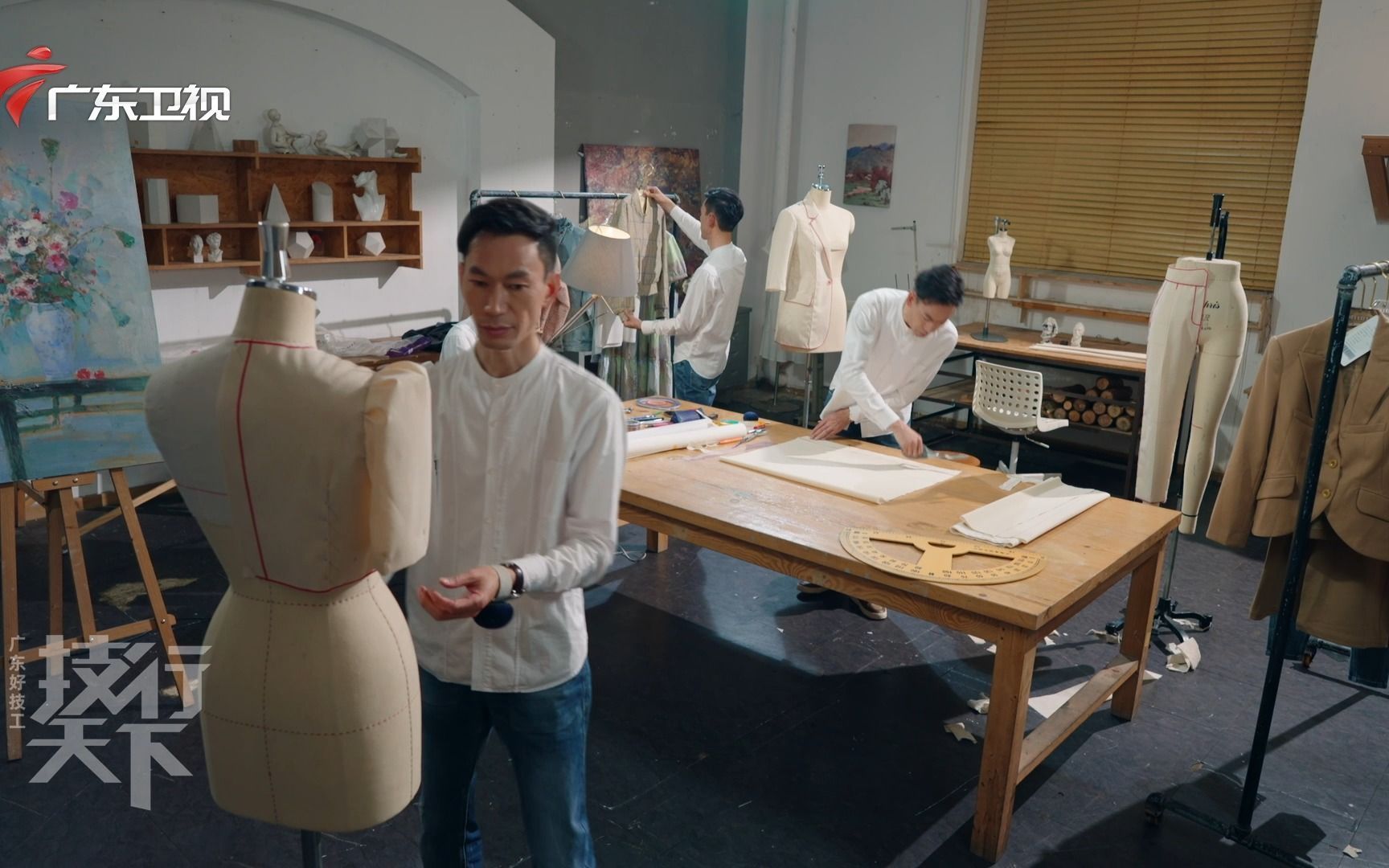 揭秘服装制版师：一双巧手“裁剪”时尚风云