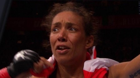 UFC终极格斗冠军赛 周最佳KO：笼边膝击 多么痛的领悟
