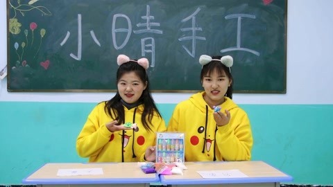 美女家务事 小晴和伙伴粘土捏动物