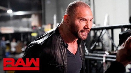 WWE RAW 2019 70岁的寿星瑞克弗莱尔在后台遭到巴蒂斯塔偷袭