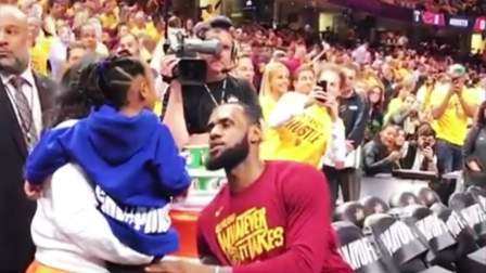 NBA热辣资讯 詹姆斯在场边跟女儿甜蜜互动！不愧是名副其实的女儿奴啊！