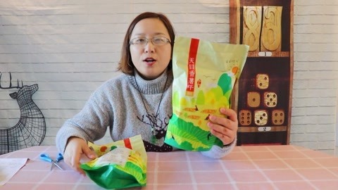 梁小轩和轩妈试吃各种美食 超级好吃的红薯干