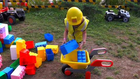 苏菲亚玩大颗粒彩色积木