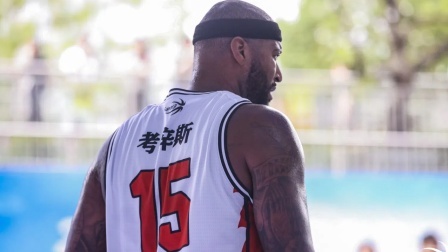 考辛斯超三联赛首秀独砍12分率队大胜