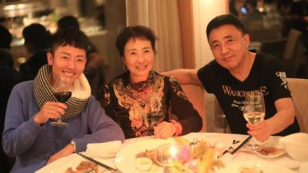 父母蜜月秀恩爱撒狗粮 日本神户天价和牛铁板烧