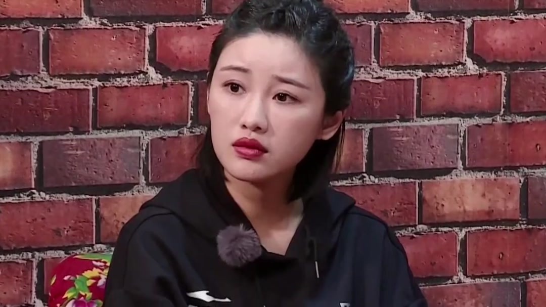 冰雪旅行团体验转型后的新伊春的生活方式 小猪快跑却被猪遛