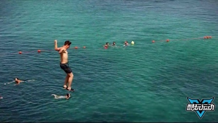 炎炎夏日劲爽一下!国外骚年带女友去玩水