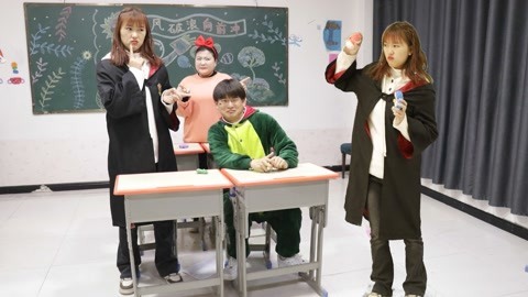 美女家务事 分身2：小晴变得很暴躁，毁掉了冬冬所有的粘土玩具，太过分了！