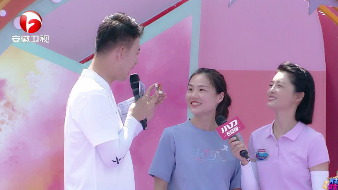 呆萌女老师分享与零食的趣事